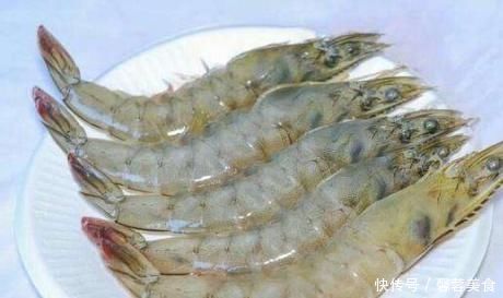 水煮大虾,有人放盐,有人放醋,厨师长教你正确方法做,嫩又滑