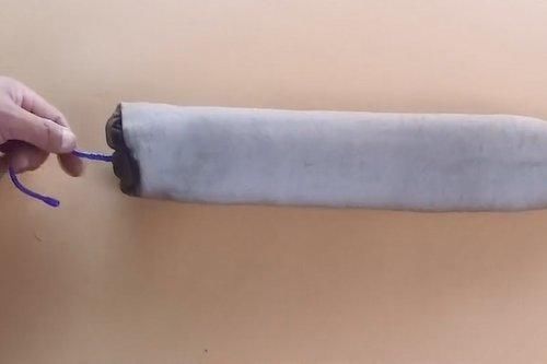 毛巾|穿旧的长丝袜别扔了,里面塞一条毛巾放在床上,作用真的太棒了