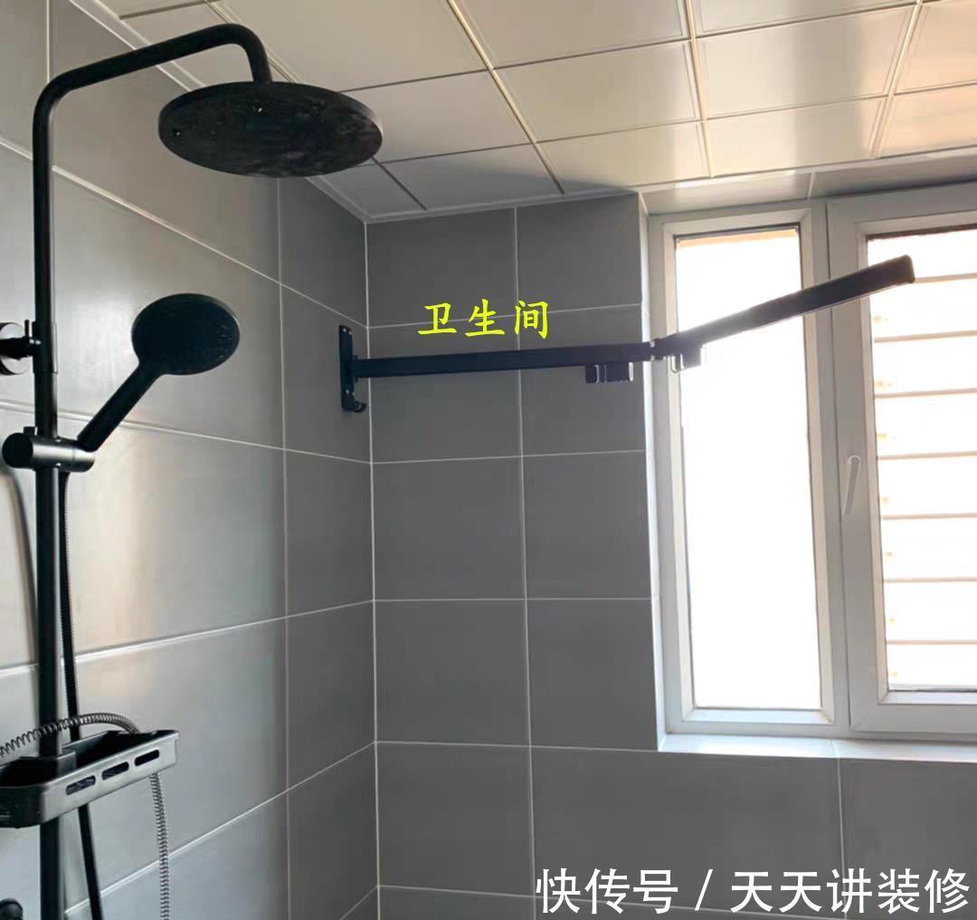 衣服|邻居太贪心,只有一个阳台,他装折叠晾衣架,一边晾晒一边改书房