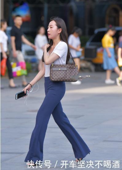 白色短袖搭配浅蓝色阔腿裤,简单大方,时尚优雅