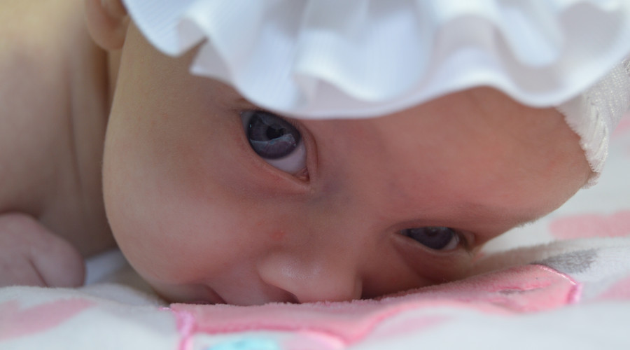 学步车|妈妈故意拿走宝宝被子,结果萌娃发脾气了,奶凶奶凶的好可爱