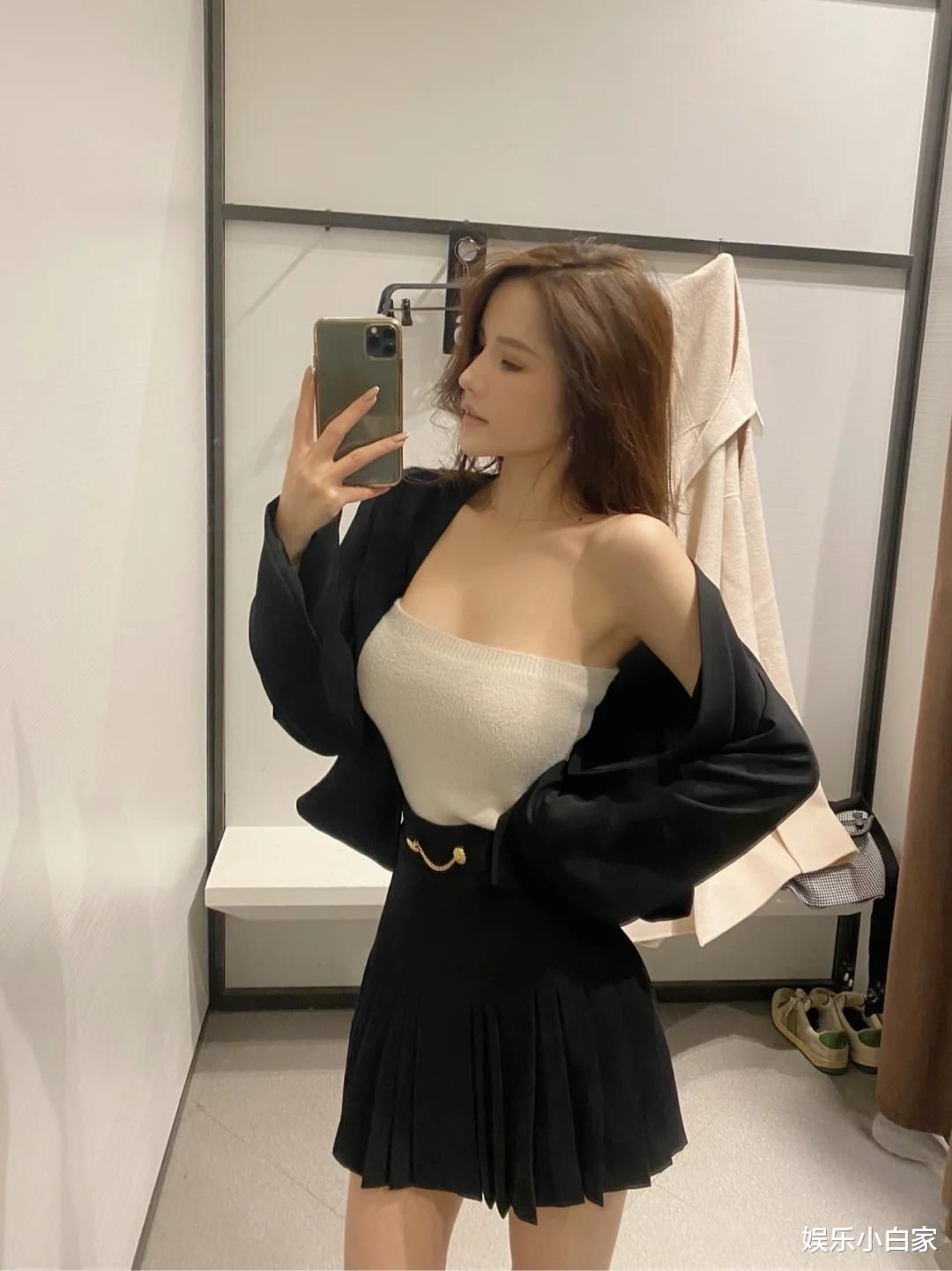 成熟优雅的小姐姐，穿着时尚的带百褶裙的毛衣，露出骄傲的姿态