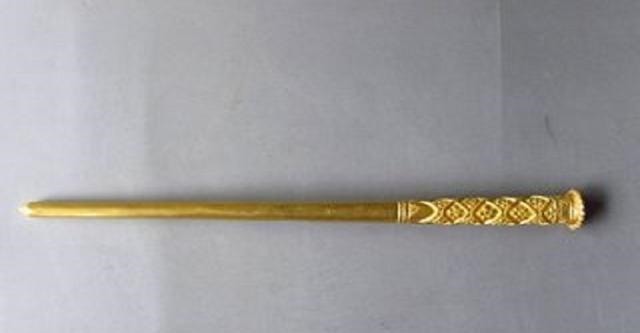 头上的钗子决定女子的地位,贵妃的是金钗,皇后的叫什么