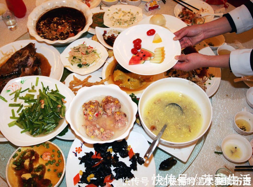 一日三餐|7岁男童积食不长个,提醒各位家长3类“毒晚餐”别再喂孩子