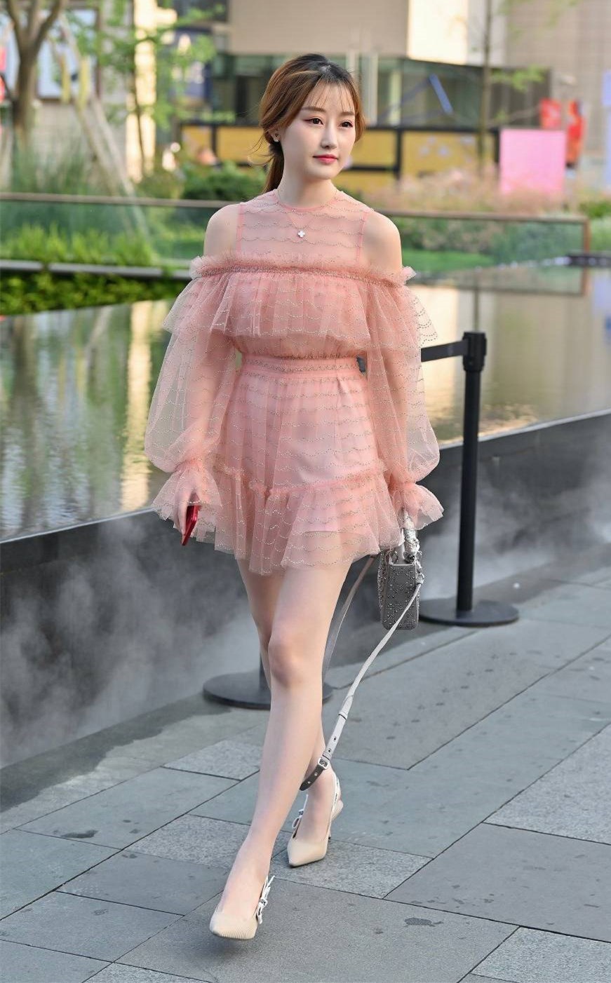 高跟凉鞋 时髦的小姐姐穿连衣裙搭配高跟鞋,优雅的身姿扮靓了街头