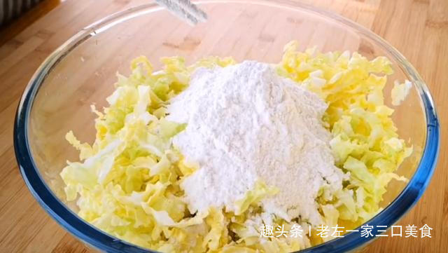 白菜里加3个鸡蛋，筷子搅一搅，这样简单一做，比吃肉还香