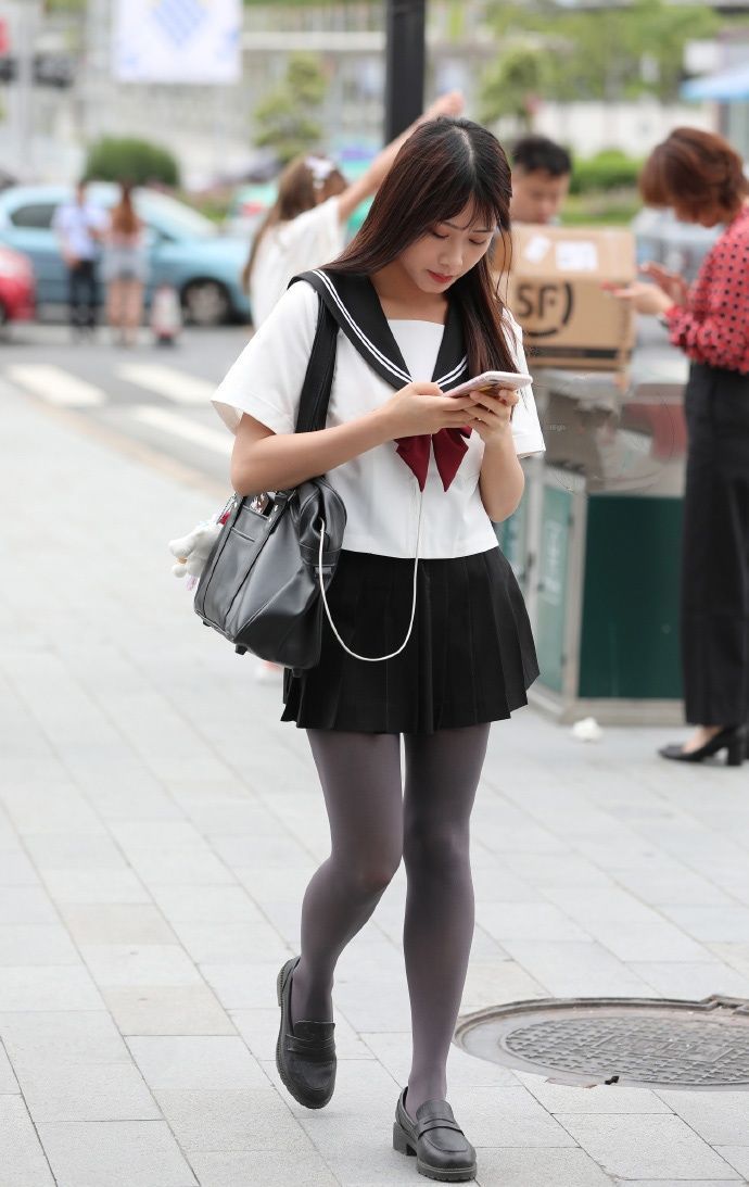 高挑 针织衫搭配黑丝短靴,高挑靓丽的小姐姐,气质十分出众