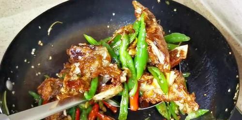  鱼头怎么做吃好吃？饭店大厨教你一个新吃法，越嚼越香，超美味