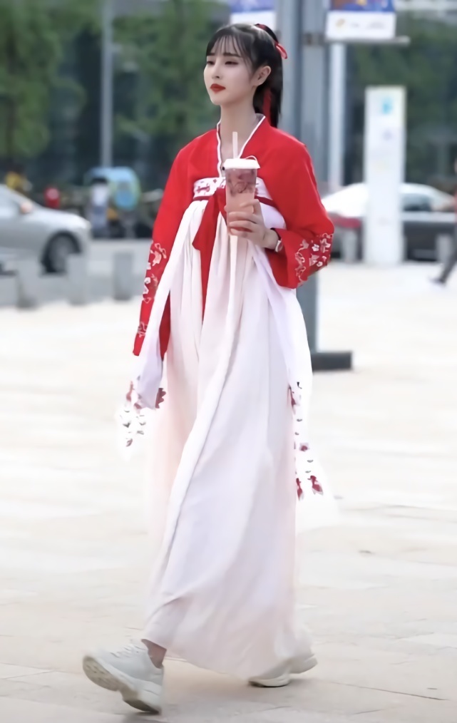 搭配|小姐姐的腿到底有多长这汉服我穿身上能拖地,她却只露脚踝!
