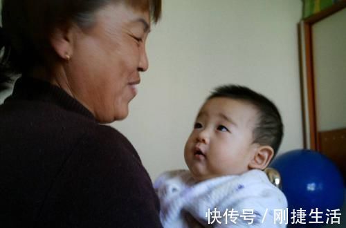 玩具|4岁男童超市摔玩具骂工作人员,奶奶包庇可妈妈的教育却让人称赞