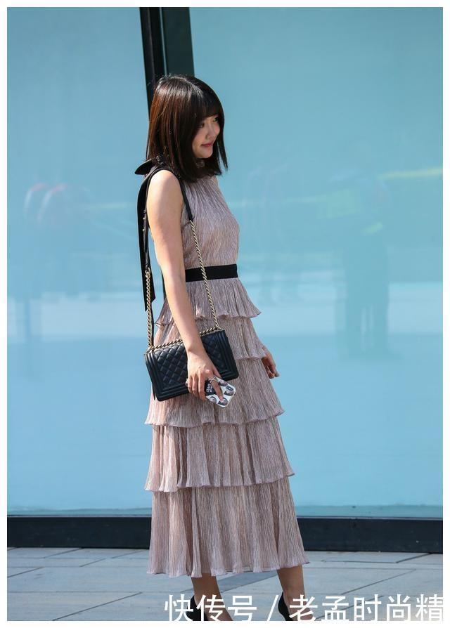 展现|多层连衣裙搭配高跟鞋,完美展现曼妙身姿,散发着成熟优雅的气质