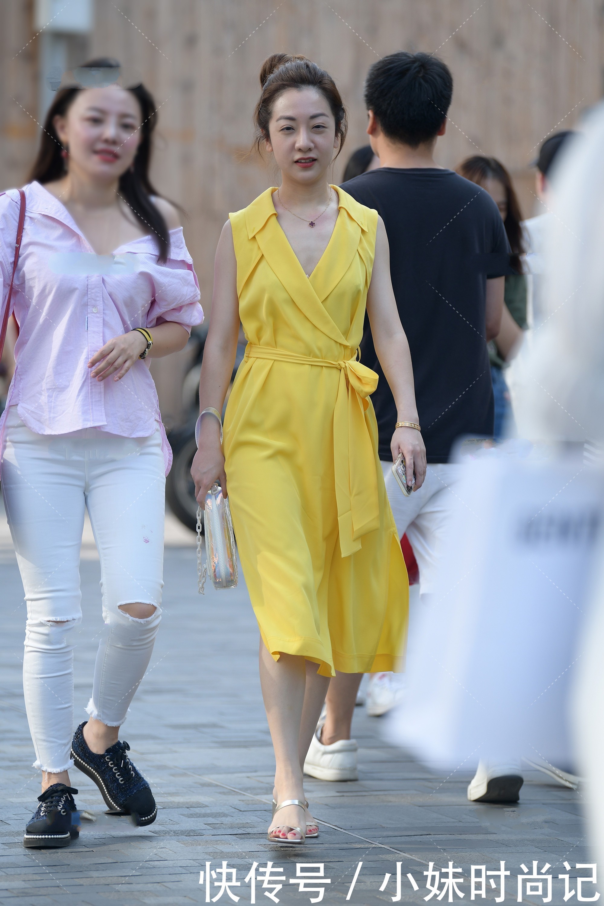 大气|街拍:纯色连衣裙,时尚大气,展现高级休闲感