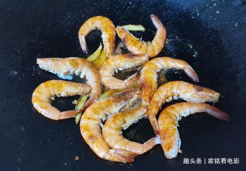 油焖虾的家常做法,加蒜蓉焗一焗,又香又鲜,好吃到吮指