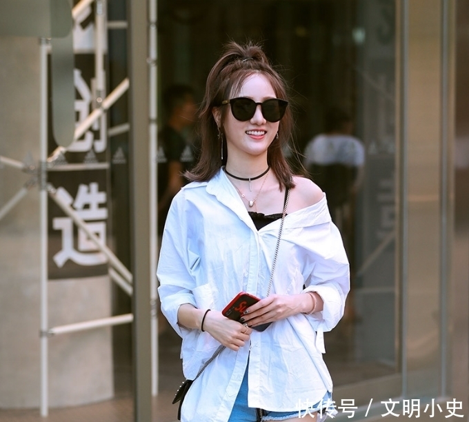 女性|时尚的紧身打底裤小姐姐,秀出魅力动人,显出女性的成熟气息