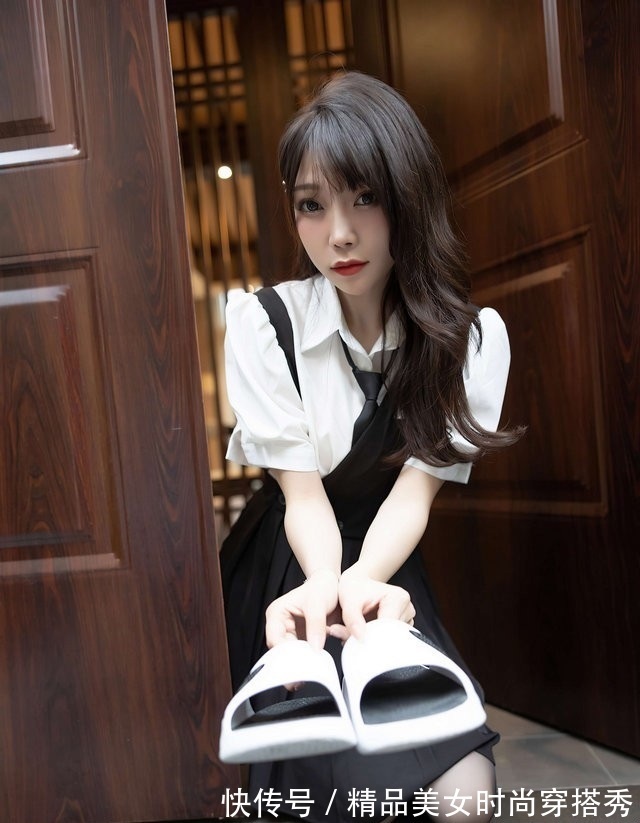 干练 白色衬衫搭配黑色吊带裙,干练的同时又不失女性优雅感