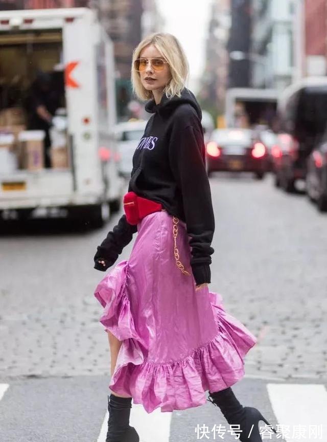 随性|卫衣+半裙=早秋最火混搭套路，时髦又有女人味