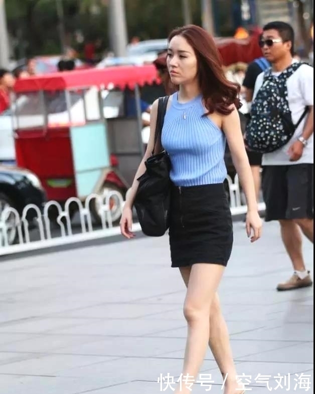 街拍美女,身材性感,颜值高,裙子好有特点