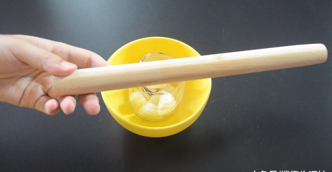 擀饺子皮|擀面杖上套一个塑料瓶, 放在厨房太实用了, 解决了很多人的烦恼