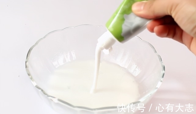 在电热水壶上敷一层纸巾,没想到这么厉害,解决了家家户户的烦恼