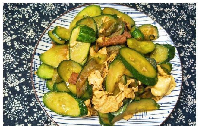 道黄瓜炒肉丝|秋天，给家人做道黄瓜炒肉丝，清香入味，好吃又营养