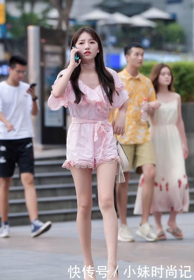 街拍:选用清新雅致的夏季装扮, 让您的造型显得光彩夺目, 神采奕奕