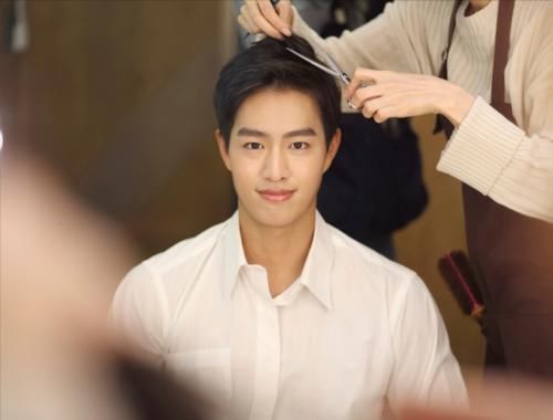 男人过了35岁，少留幼稚的发型！建议剪4种清爽造型，轻熟又帅气