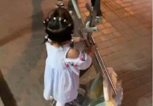 娃娃|“卖笤帚的小女孩”火了,原来做生意也要从娃娃抓起!