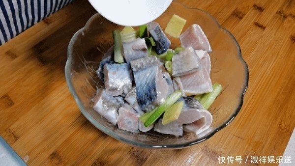 新手|焖锅外面吃一次要300,在家自己做100块就搞定,厨房新手也能做好