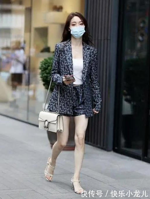 高跟鞋|秋日职场通勤风穿搭,气质的提花小西装套装搭配,干练利落又时尚