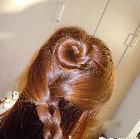 2款简单的长发发型扎法,让你瞬间变得美丽动人