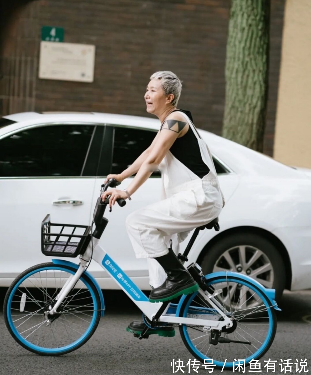 穿背带裤|60岁上海奶奶真时髦!穿背带裤骑单车出门,头上裹块花头巾好拉风