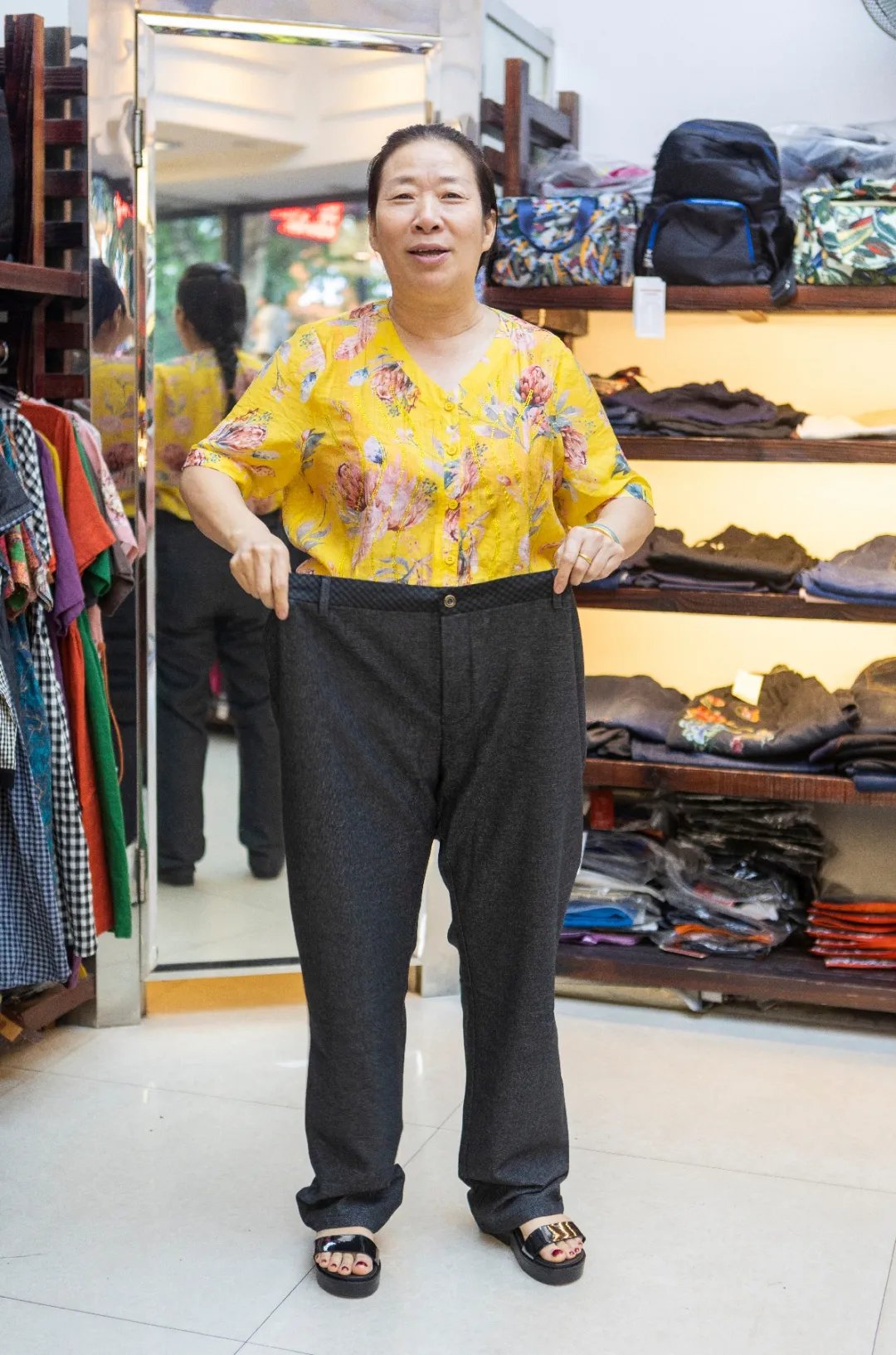 中山北路|这家专做胖子生意的服装店，电商都干不倒它！25年过去了，店长…