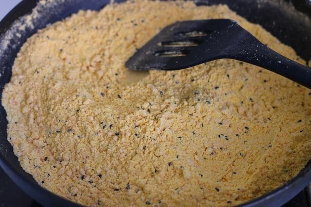 把1斤玉米面这样炒下,1周的早餐就有了,早起冲1碗,暖心又暖胃