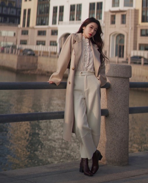 小蛮腰 真正洋气的女人,冬天穿大衣都喜欢这样搭配,精致优雅又有气场