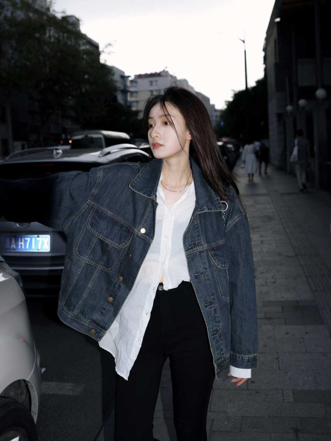 一眼万年 早春就流行穿“牛仔外套”,时髦减龄还不挑人,谁穿都好看