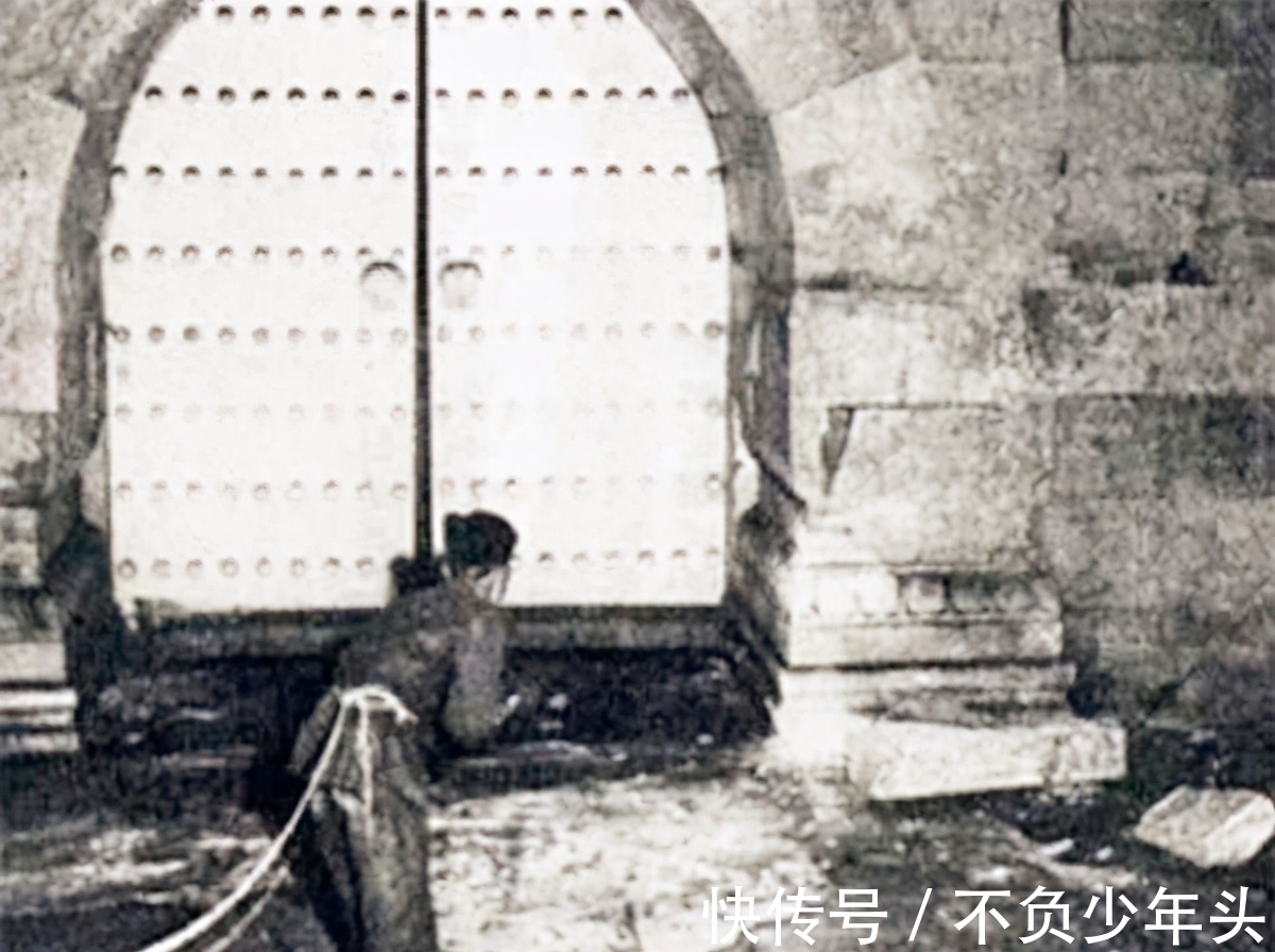 考古人员#上世纪五十年代,考古人员挖掘十三陵时,工地来了一位古怪的老者