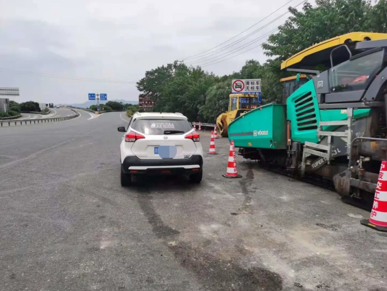 救助|女司机高速上突发身体不适，辅警大叔“弃警车”救助