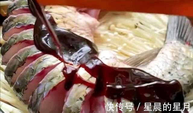 黄焖鸡米饭|草鱼的懒人做法,用一条鱼、一碗豆腐、一束金针菇碰撞出的火花!