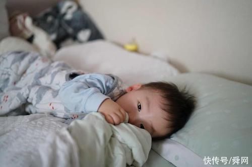 孩子|宝宝半夜掉下床,妈妈哄完后继续睡觉,第2天孩子却没能醒来