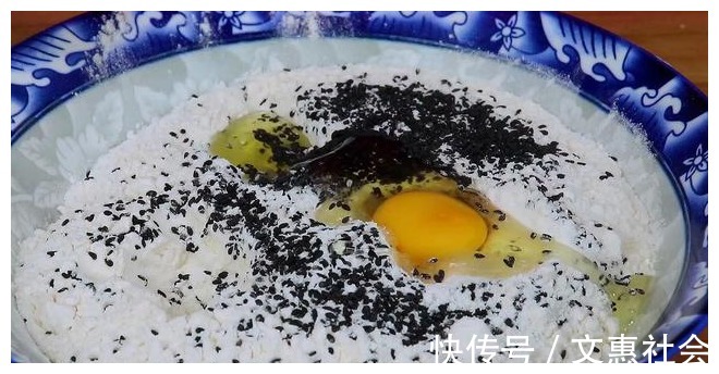 食用盐|鸡蛋别再炒着吃，加1把芝麻，这做法实在太香了，全家都爱吃