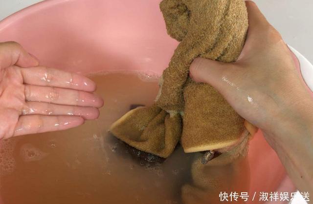 毛巾用久了又脏又臭，教你一招搞定，洗完晾干跟新买的一样
