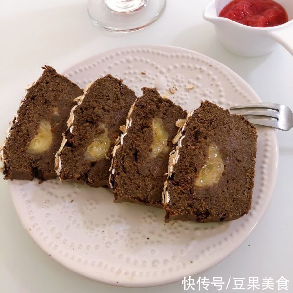 寒冷与温暖之间只差一碗可可燕麦香蕉夹心蛋糕