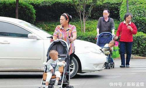 宝宝|“最碍事”的宝宝火了,被吃烧烤的爸妈放在包里,网友:心多大!