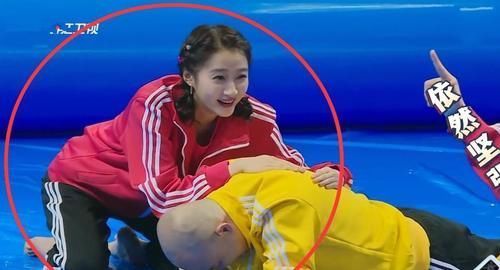 华晨宇|关晓彤趴包贝尔身上,谁注意她腿咋放的?网友:一看就是有男友的人