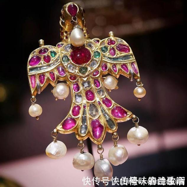 胸针|胸针是冬季服饰必备的点缀，但有两个关键点要考虑，你选对了吗