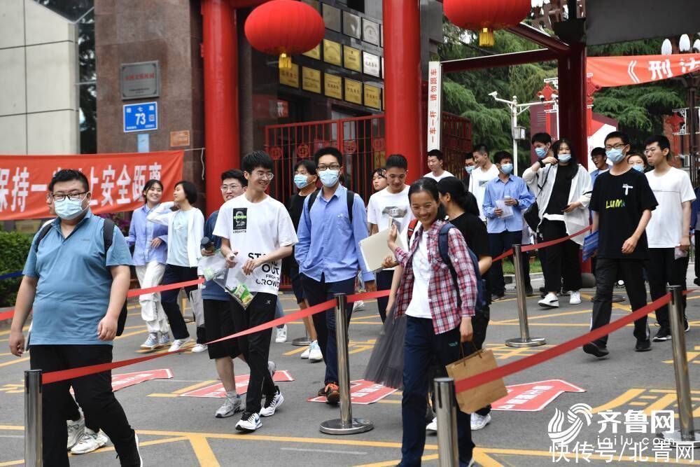 新闻记者|山东部分高考生完成全部考试科目，镜头记录他们走出考场的那一刻