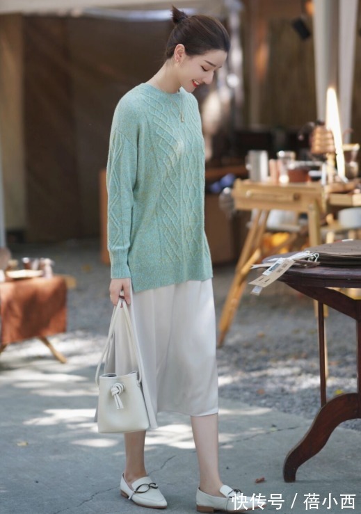 毛衣|时尚达人现在穿的鞋子不再是小白鞋,而是乐福鞋,简约高级有气质
