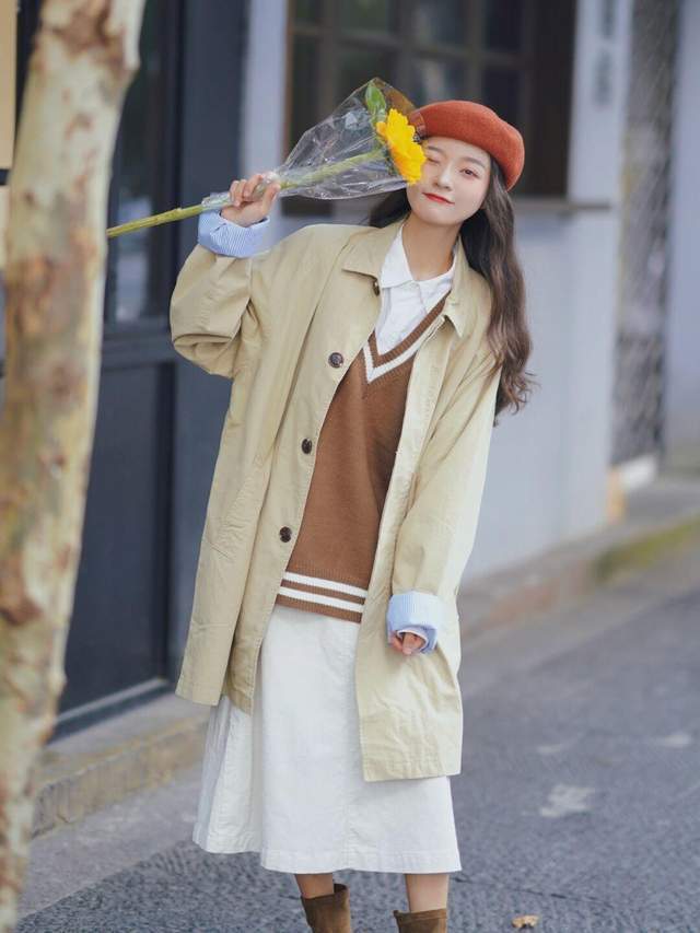 时尚博主 秋冬必备单品,少不了风衣的搭配,风衣+格子半身裙,时髦又洋气