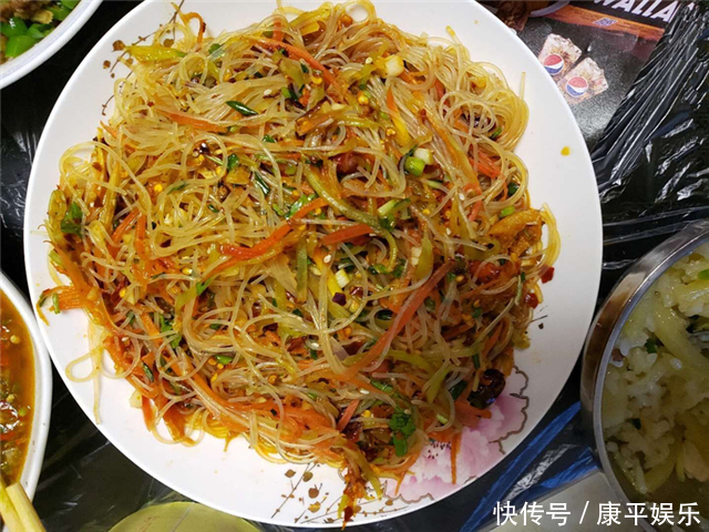 家里突然来客人,婆婆要我下厨招待,一桌菜吃到撑,直夸她有福气