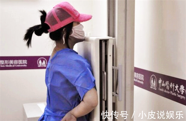 样貌|粉红宝宝斥资400万整容200多次,沦落到坐轮椅,乳房险些被切除